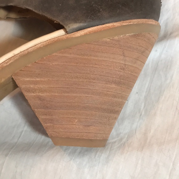 “KOOLABURA” By UGG Leather Ladies Sandals. - Picture 7 of 15